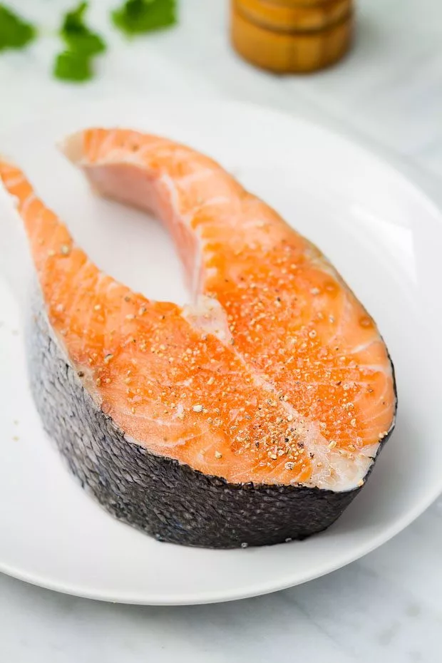 Bife de Salmão Grelhado com Molho de Coentro