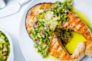 Filés de Salmão Grelhados com Salsa Cítrica de Jalapeño