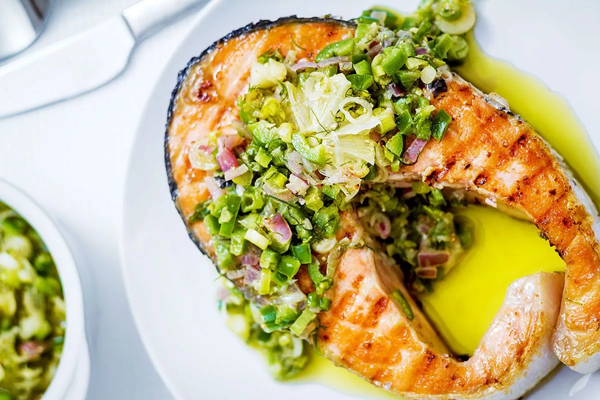 Filés de Salmão Grelhados com Salsa Cítrica de Jalapeño