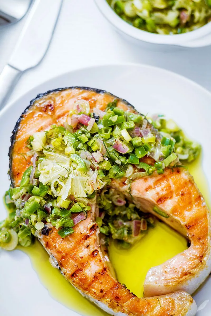Filés de Salmão Grelhados com Salsa Cítrica de Jalapeño