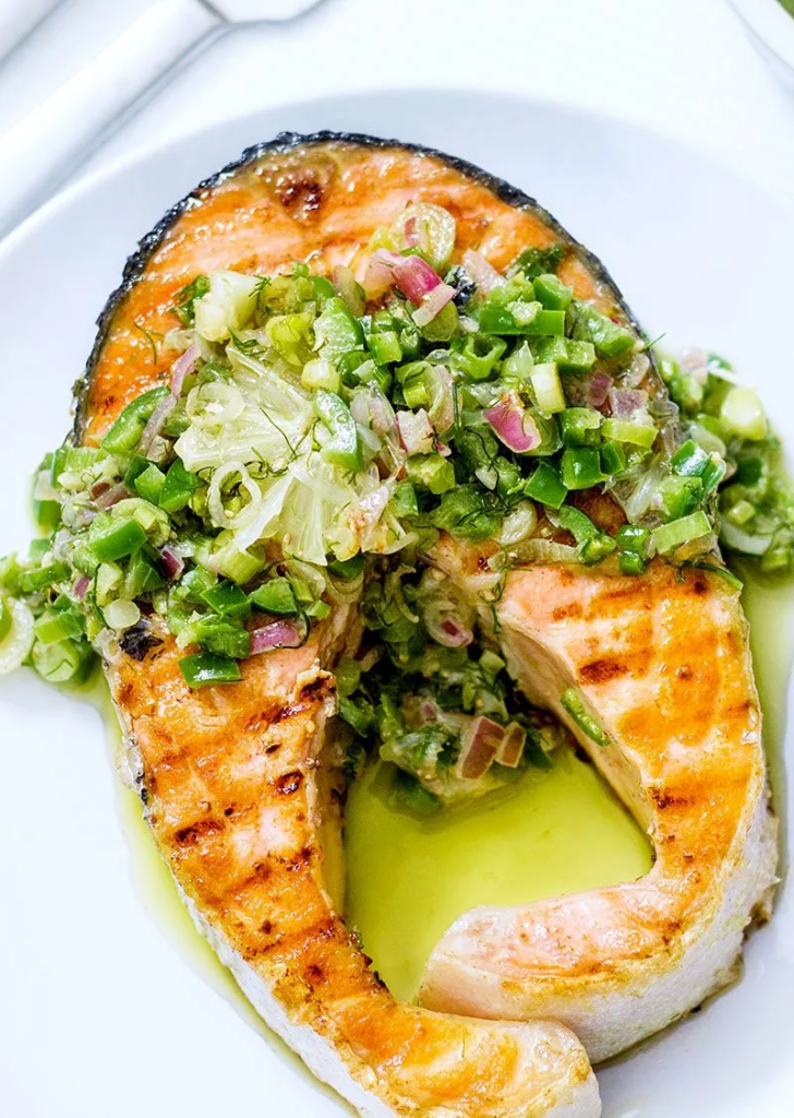 Filés de Salmão Grelhados com Salsa Cítrica de Jalapeño