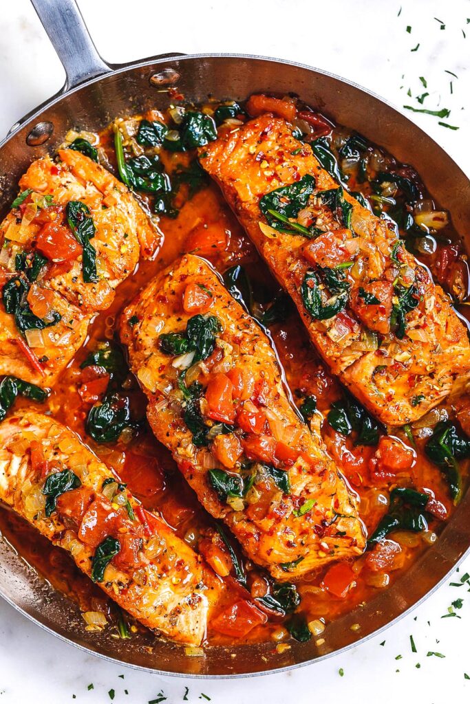 Frigideira de Salmão com Alho à Toscana com Espinafre e Tomate