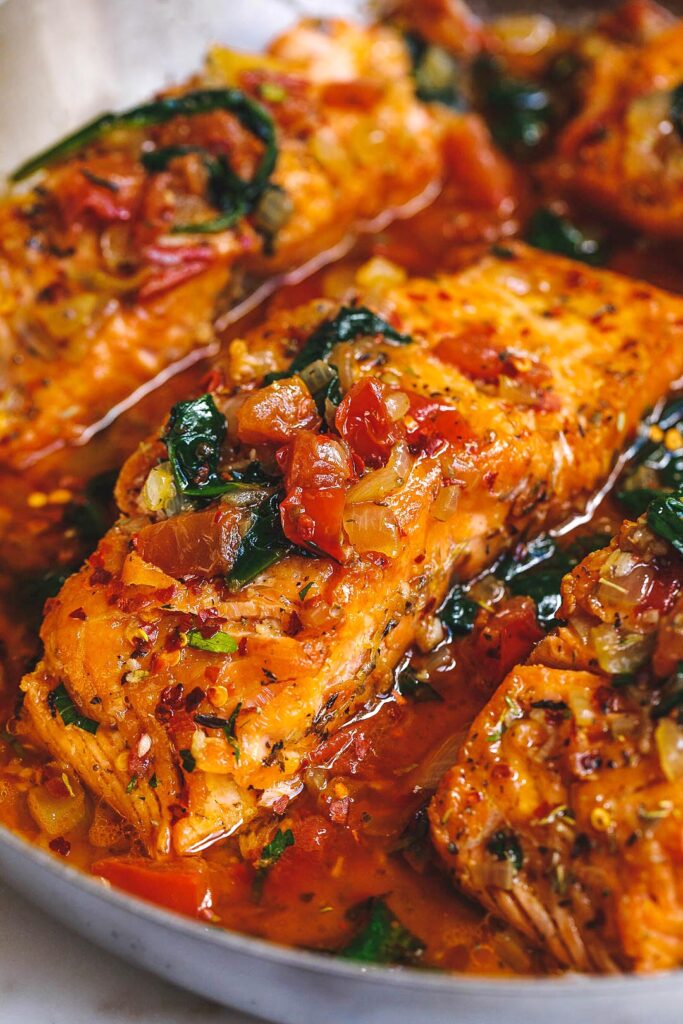 Frigideira de Salmão com Alho à Toscana com Espinafre e Tomate