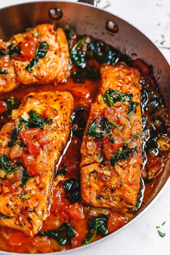 Frigideira de Salmão com Alho à Toscana com Espinafre e Tomate
