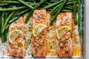 Salmão Assado com Manteiga de Alho e Vagem