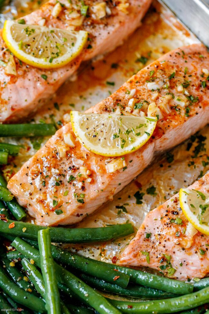 Salmão Assado com Manteiga de Alho e Vagem