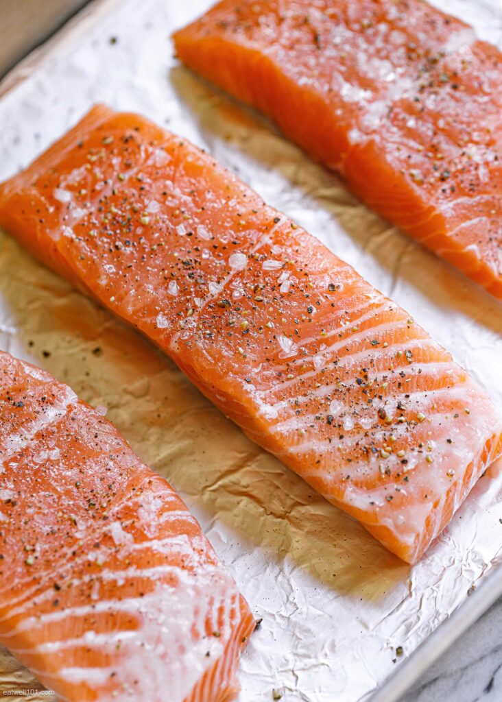 Salmão Assado com Manteiga de Alho e Vagem