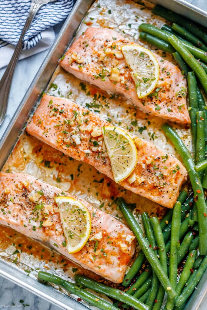 Salmão Assado com Manteiga de Alho e Vagem