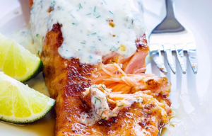 Salmão Grelhado com Glacê Picante de Sriracha e Molho de Iogurte