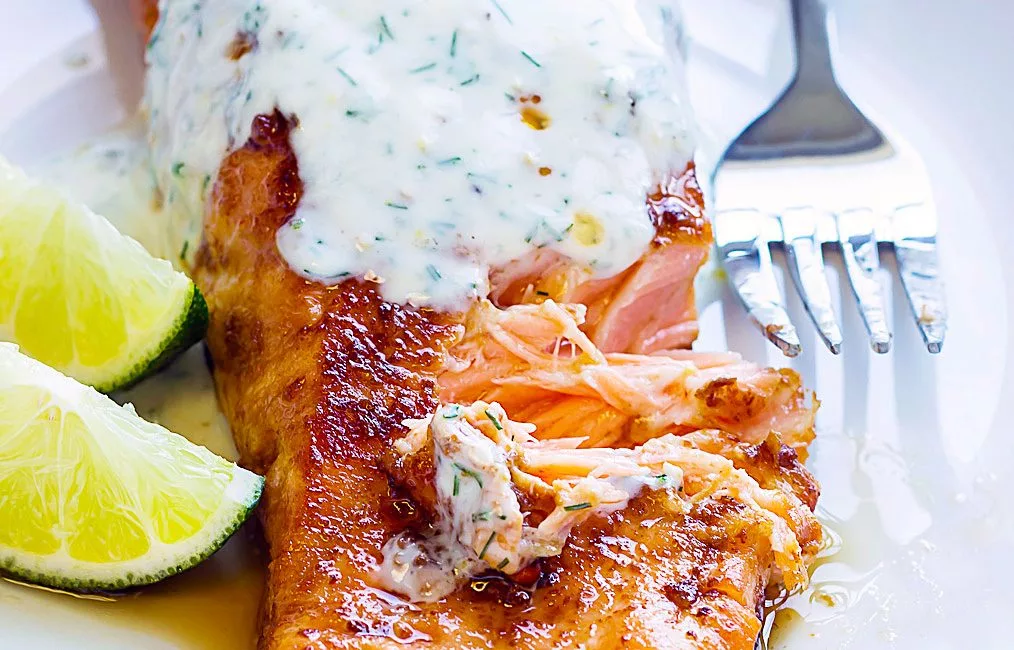 Salmão Grelhado com Glacê Picante de Sriracha e Molho de Iogurte