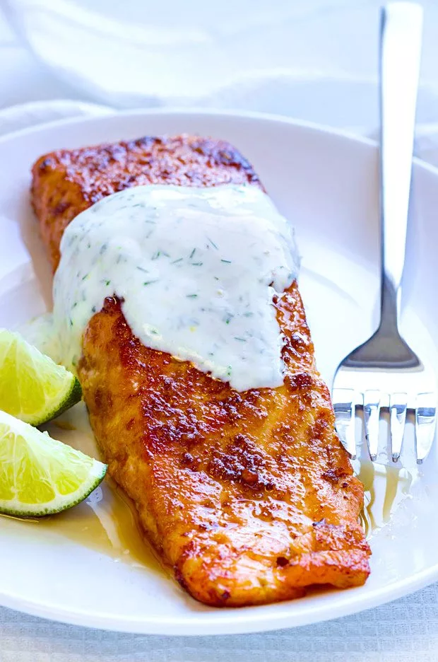 Salmão Grelhado com Glacê Picante de Sriracha e Molho de Iogurte