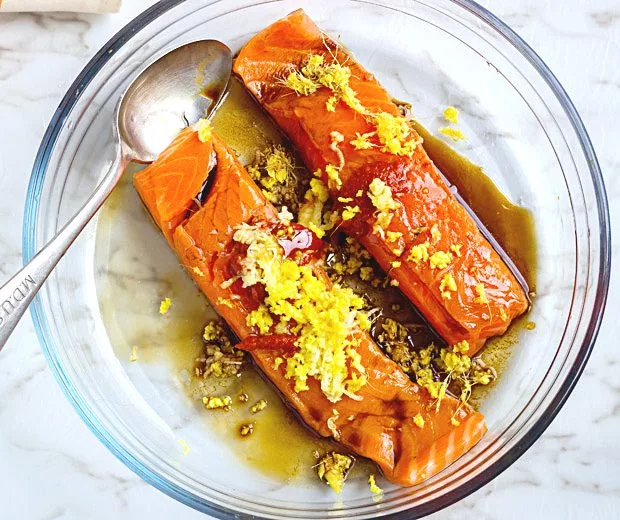 Salmão Grelhado com Glacê Picante de Sriracha e Molho de Iogurte