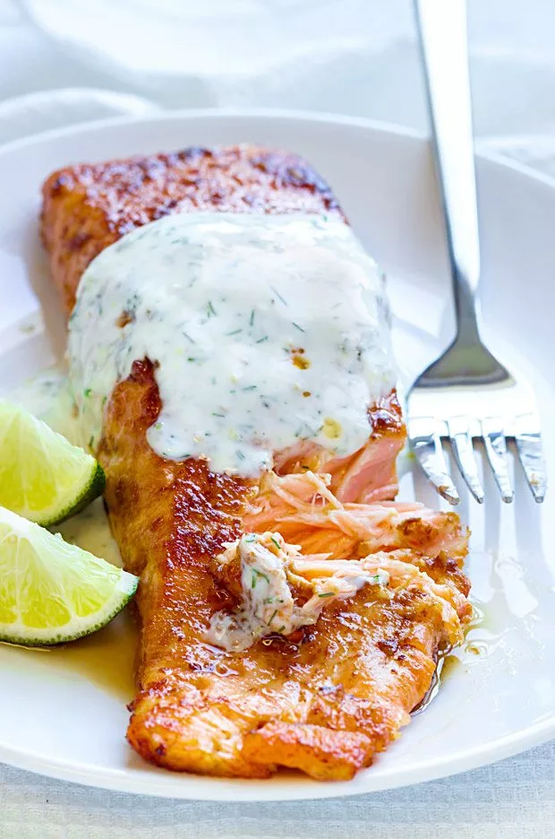 Salmão Grelhado com Glacê Picante de Sriracha e Molho de Iogurte