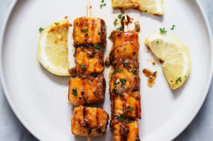 Salmão Grelhado com Glacê de Manteiga, Limão e Alho