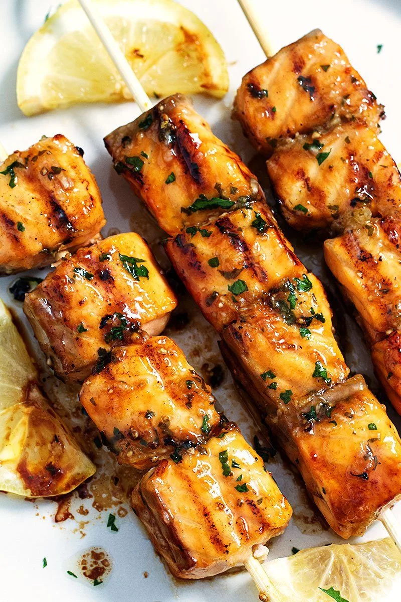 Salmão Grelhado com Glacê de Manteiga, Limão e Alho