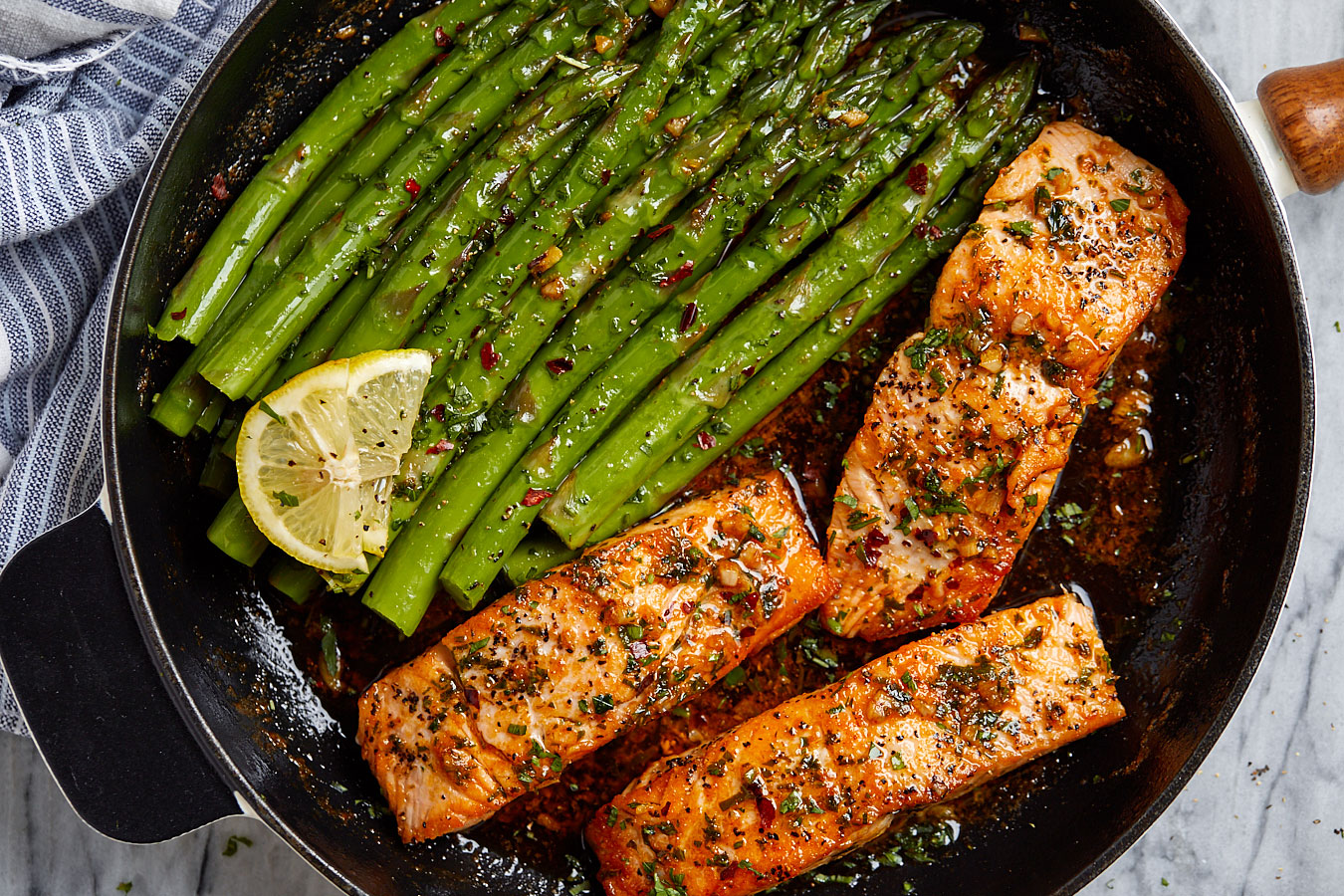Salmão com Manteiga de Alho e Aspargos ao Limão na Frigideira
