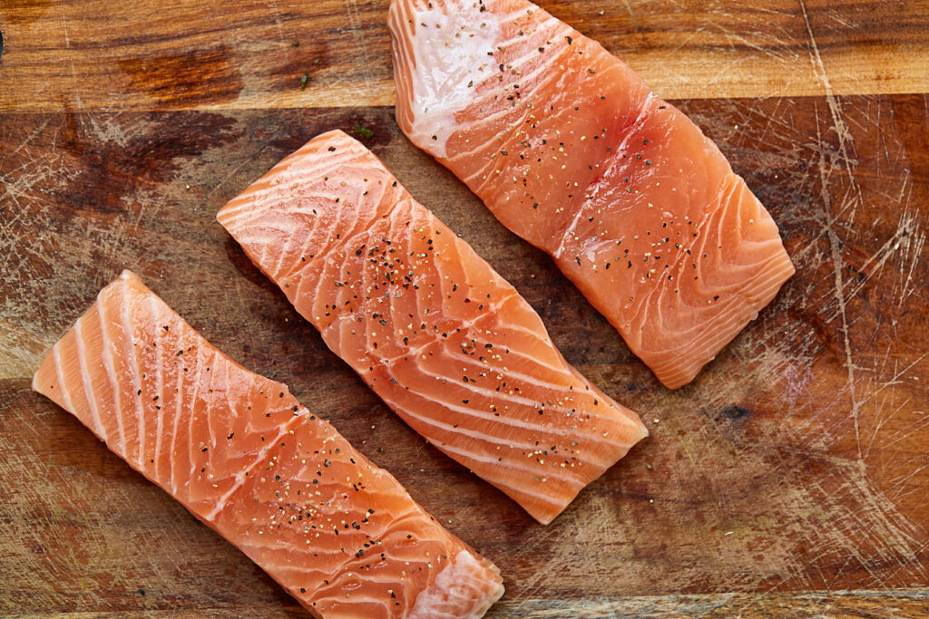 Salmão com Manteiga de Alho e Aspargos ao Limão na Frigideira