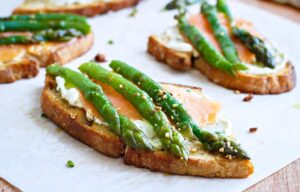 Tartines de Cream Cheese, Aspargos e Salmão