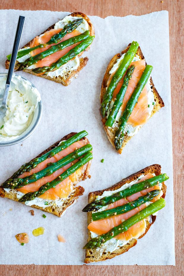 Tartines de Cream Cheese, Aspargos e Salmão