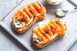 Torradas com Cream Cheese Batido e Salmão Defumado
