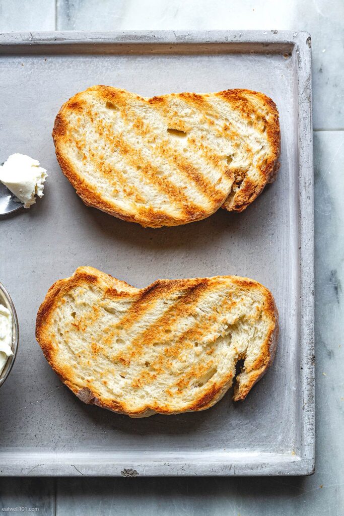 Torradas com Cream Cheese Batido e Salmão Defumado